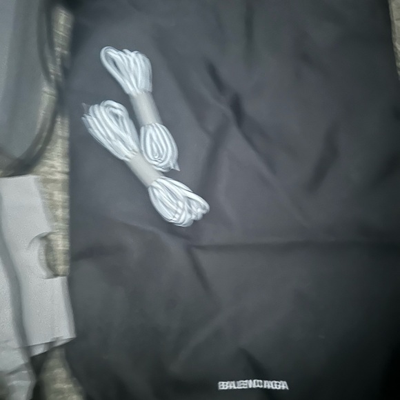 Balenciaga sneakers size 10 men. Only worn once retail for $1100 - Picture 4 of 4